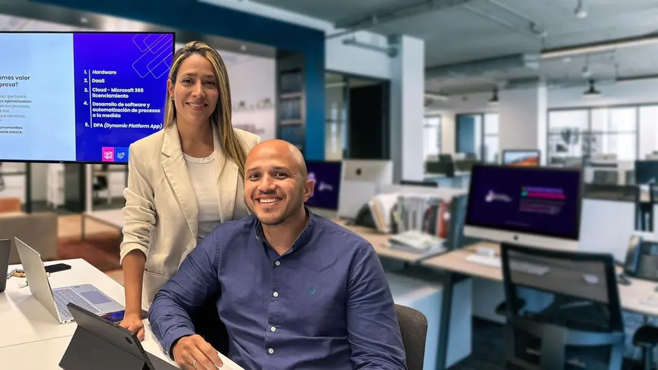 Equipo de Dinámica Tecnológica en sus oficinas de Medellín